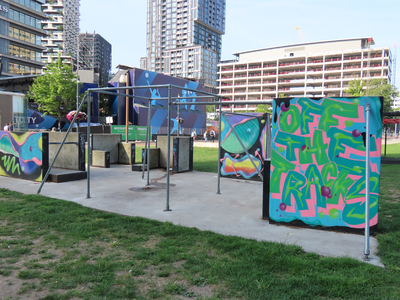 915052 Afbeelding van een oefenruimte bij het freerunpark op het Jaarbeursplein te Utrecht, met links op de achtergrond ...